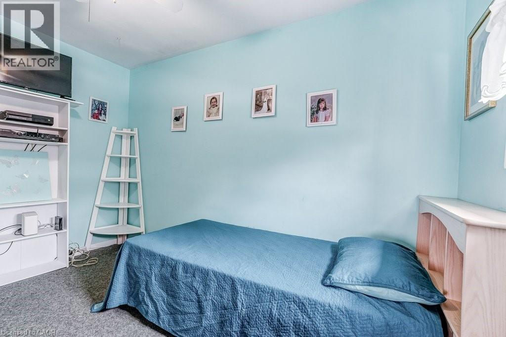 9188 Dickenson Road W, Mount Hope, ON - Indoor Photo Showing Bedroom