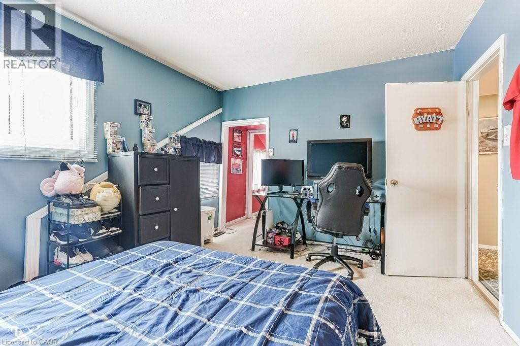 9188 Dickenson Road W, Mount Hope, ON - Indoor Photo Showing Bedroom