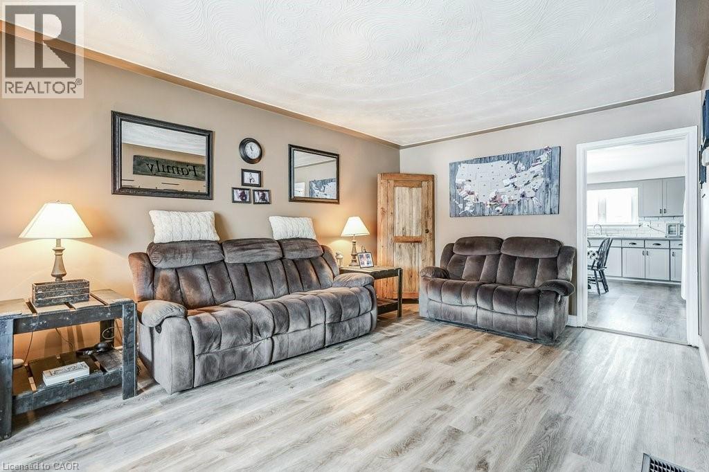 9188 Dickenson Road W, Mount Hope, ON - Indoor Photo Showing Living Room