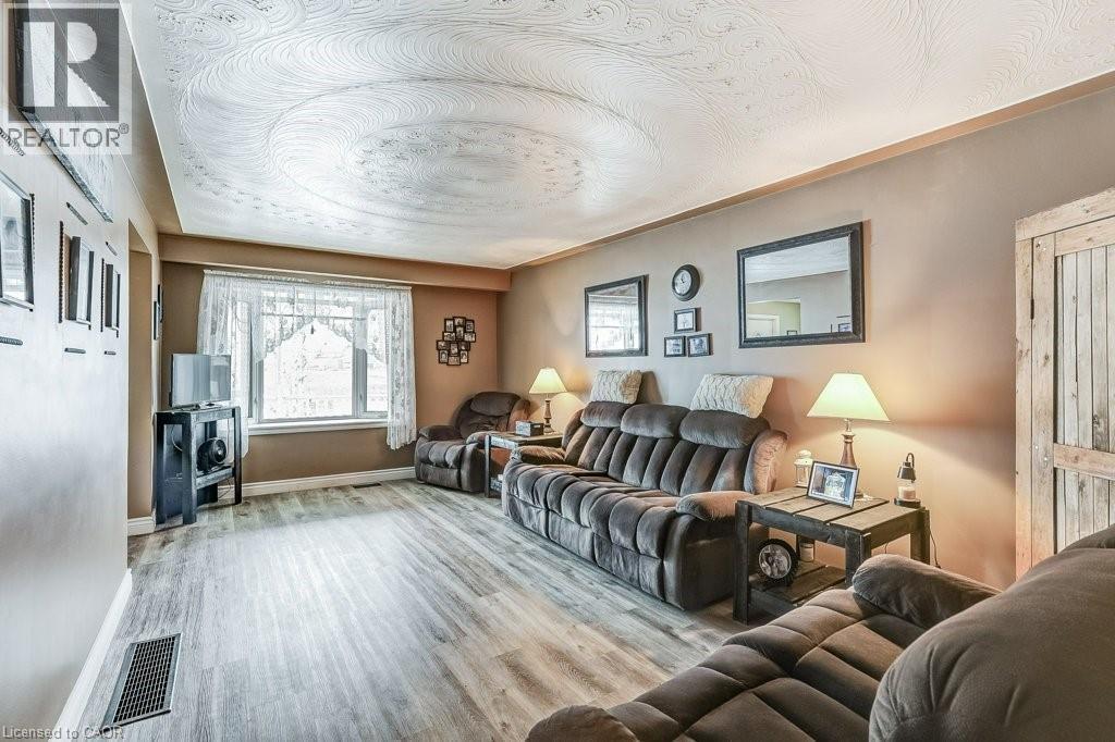 9188 Dickenson Road W, Mount Hope, ON - Indoor Photo Showing Living Room