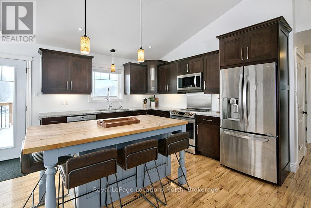 176 Semple Lane, Grey Highlands, ON - Indoor Photo Showing Kitchen With Upgraded Kitchen
