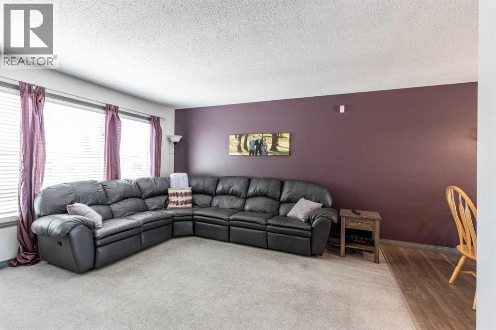 52 Ross Haven Way Se, Medicine Hat, AB - Indoor Photo Showing Living Room