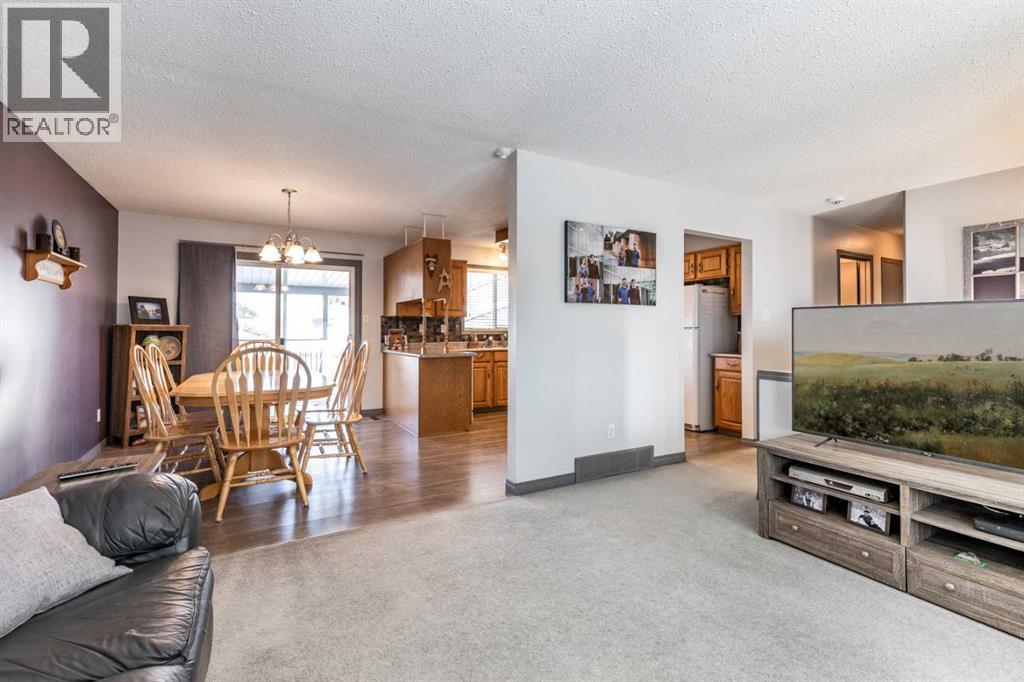 52 Ross Haven Way Se, Medicine Hat, AB - Indoor Photo Showing Living Room