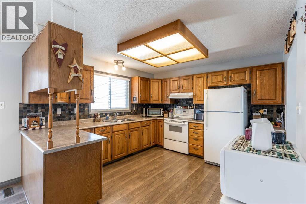 52 Ross Haven Way Se, Medicine Hat, AB - Indoor Photo Showing Kitchen With Double Sink