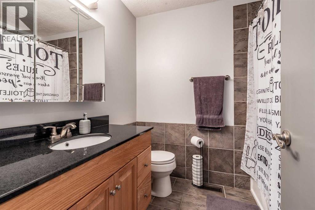 52 Ross Haven Way Se, Medicine Hat, AB - Indoor Photo Showing Bathroom