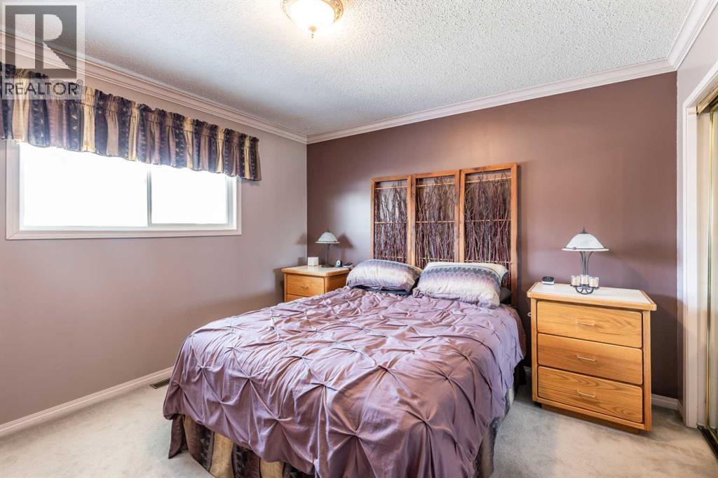 52 Ross Haven Way Se, Medicine Hat, AB - Indoor Photo Showing Bedroom