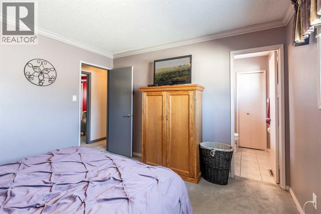 52 Ross Haven Way Se, Medicine Hat, AB - Indoor Photo Showing Bedroom