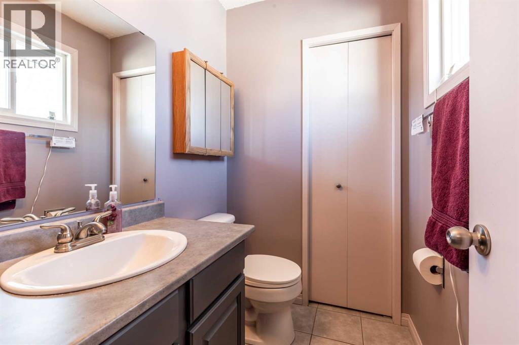 52 Ross Haven Way Se, Medicine Hat, AB - Indoor Photo Showing Bathroom