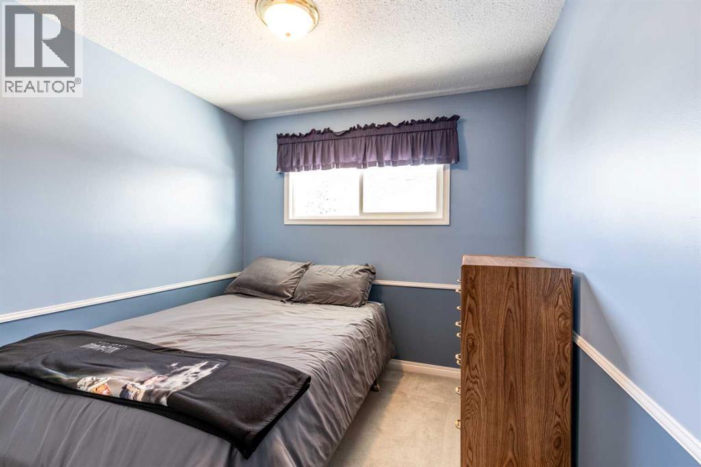 52 Ross Haven Way Se, Medicine Hat, AB - Indoor Photo Showing Bedroom