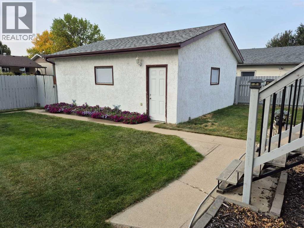 52 Ross Haven Way Se, Medicine Hat, AB - Outdoor With Exterior