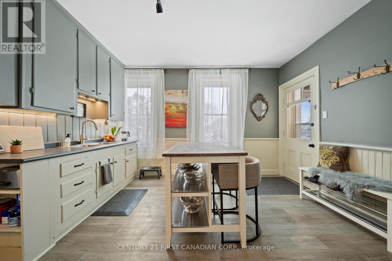 6168 William Street, Lucan Biddulph (Lucan), ON - Indoor