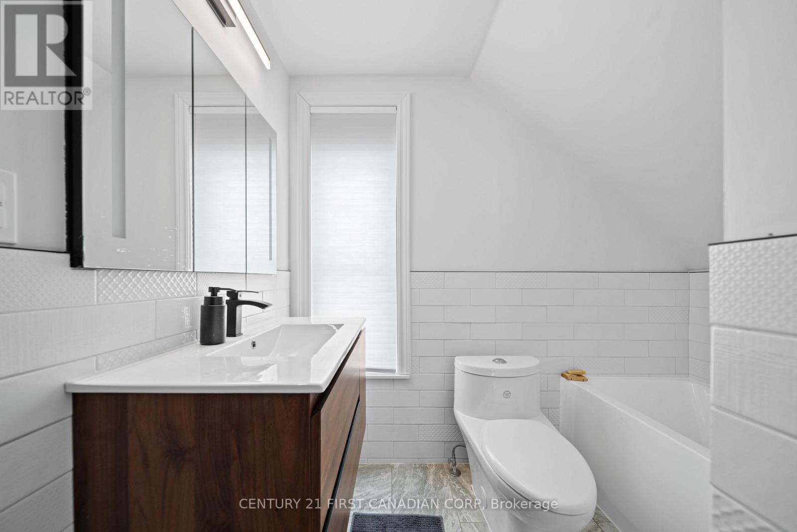 6168 William Street, Lucan Biddulph (Lucan), ON - Indoor Photo Showing Bathroom