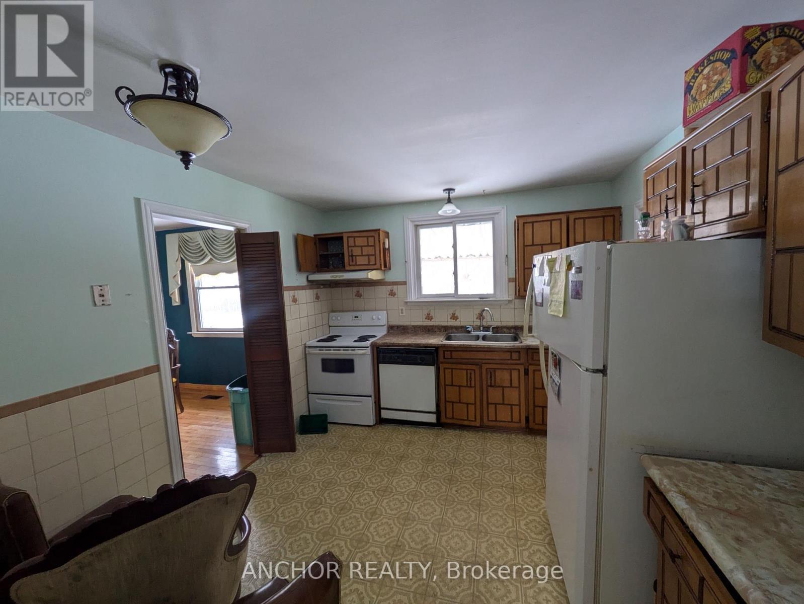 584 Nottinghill Road, London South (South M), ON - Indoor Photo Showing Kitchen With Double Sink