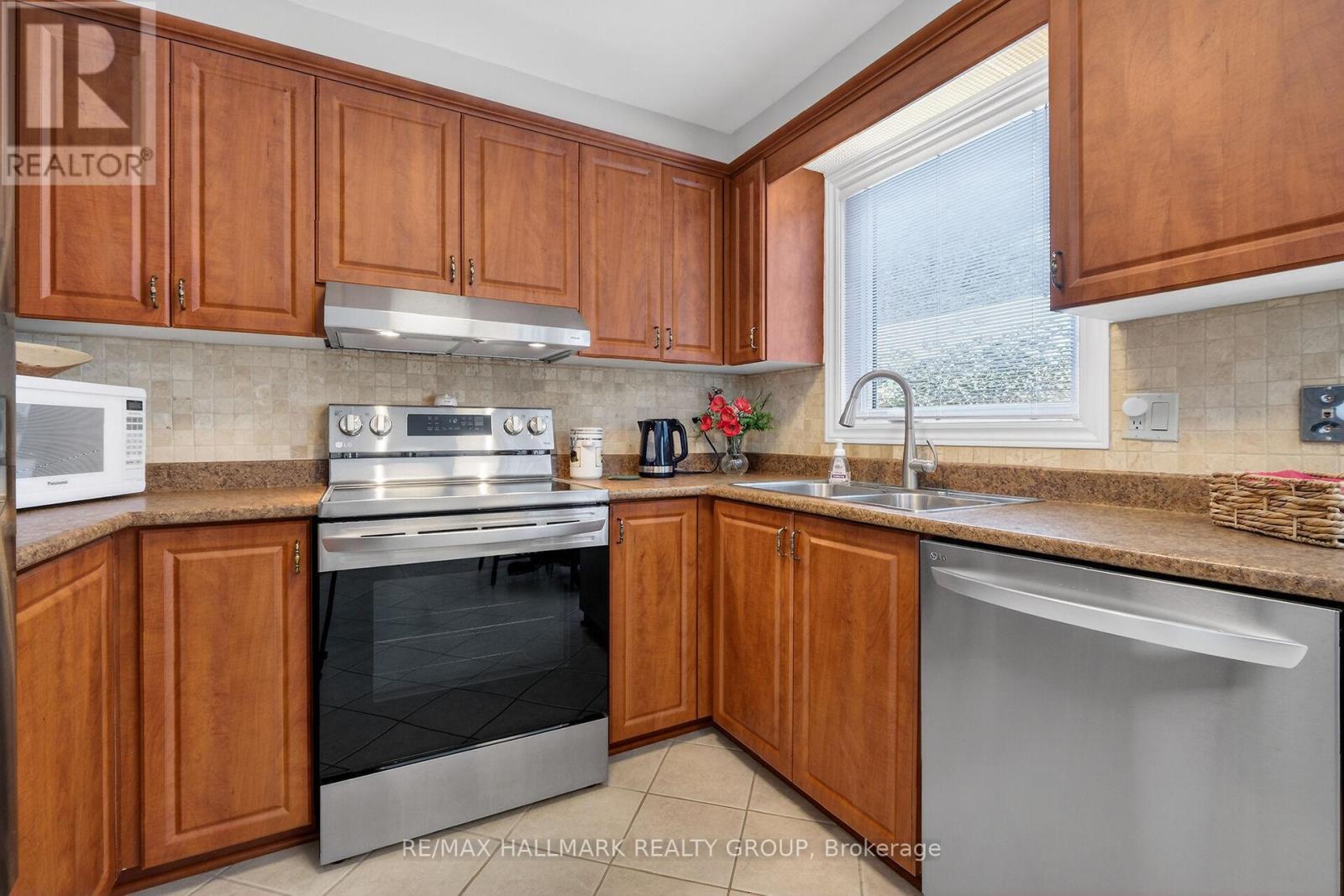 1715 Hunters Run Drive, Ottawa, ON - Indoor Photo Showing Kitchen With Double Sink