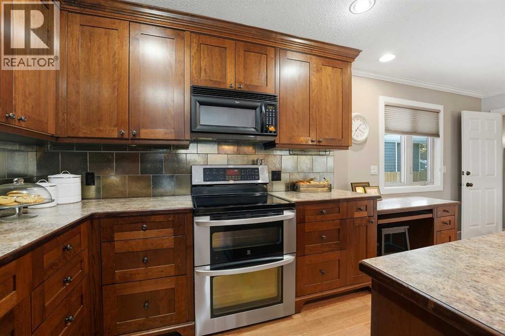 14 Sherwood Crescent, Red Deer, AB - Indoor Photo Showing Kitchen