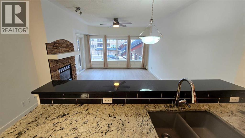 201, 10 Discovery Ridge Close Sw, Calgary, AB - Indoor Photo Showing Kitchen