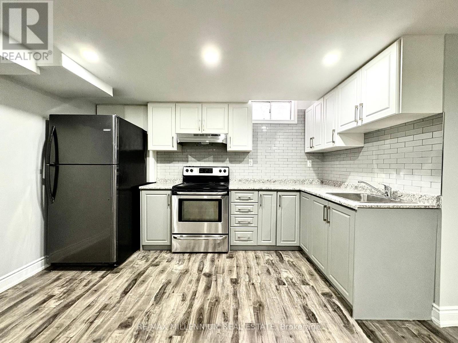 28 Hendricks Crescent, Brampton, ON - Indoor Photo Showing Kitchen With Upgraded Kitchen