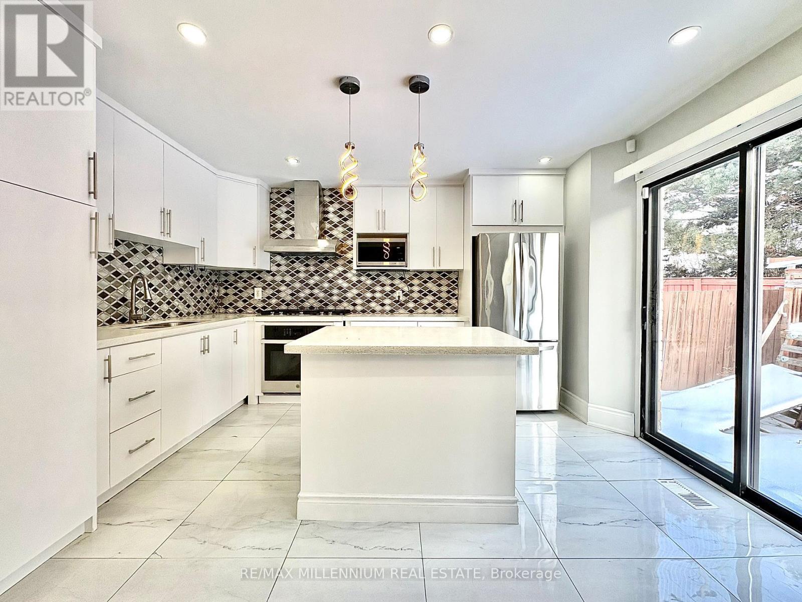 28 Hendricks Crescent, Brampton, ON - Indoor Photo Showing Kitchen With Upgraded Kitchen