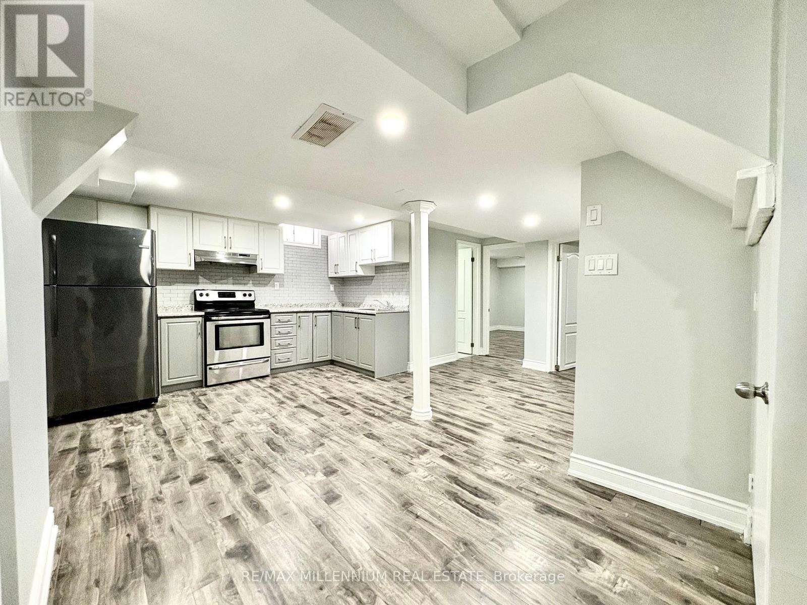 28 Hendricks Crescent, Brampton, ON - Indoor Photo Showing Kitchen