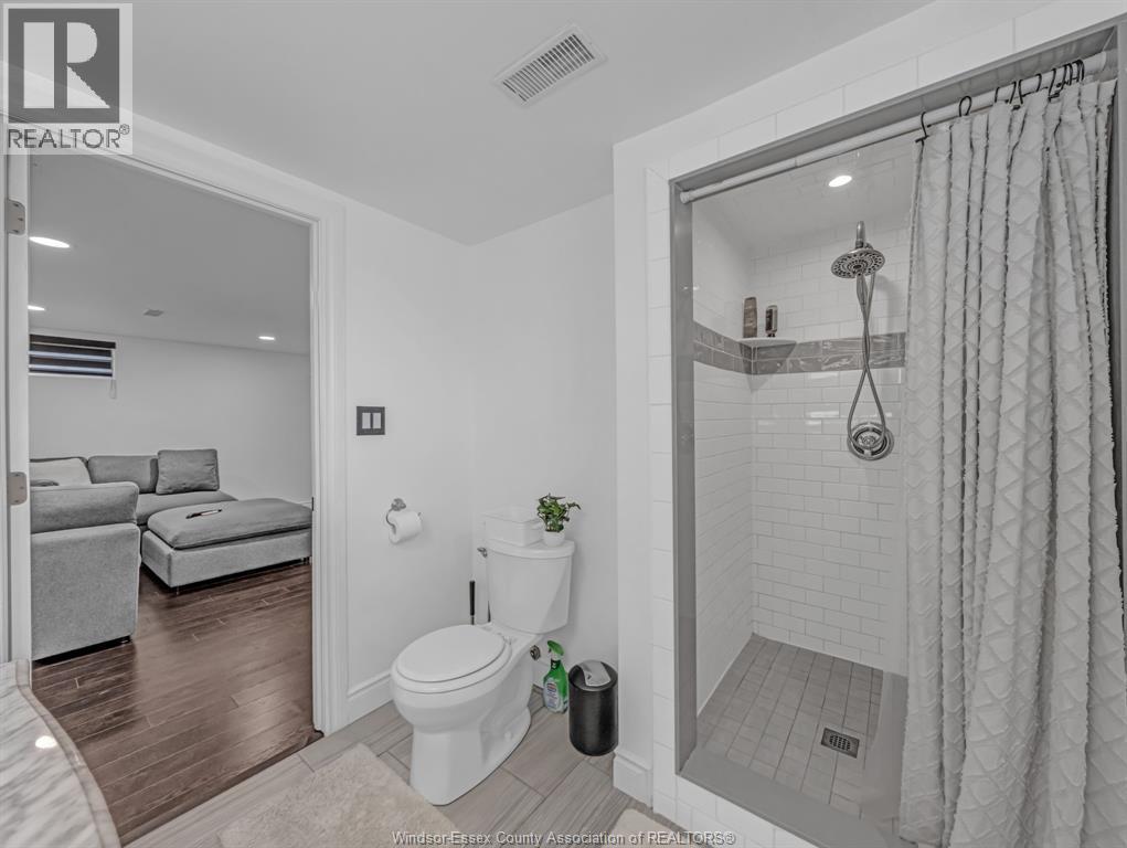 1596 Olive Road, Windsor, ON - Indoor Photo Showing Bathroom