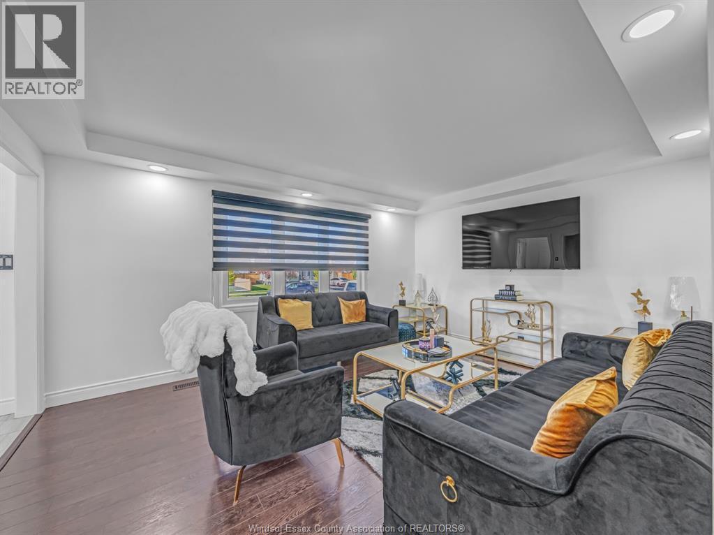 1596 Olive Road, Windsor, ON - Indoor Photo Showing Living Room