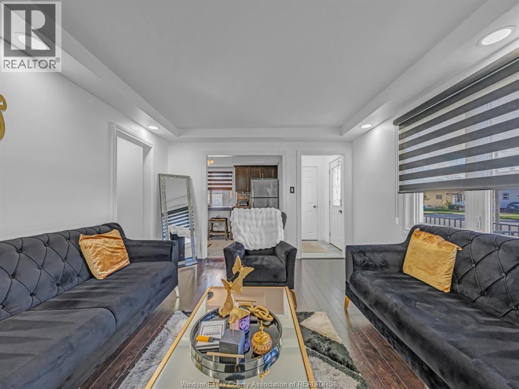 1596 Olive Road, Windsor, ON - Indoor Photo Showing Living Room