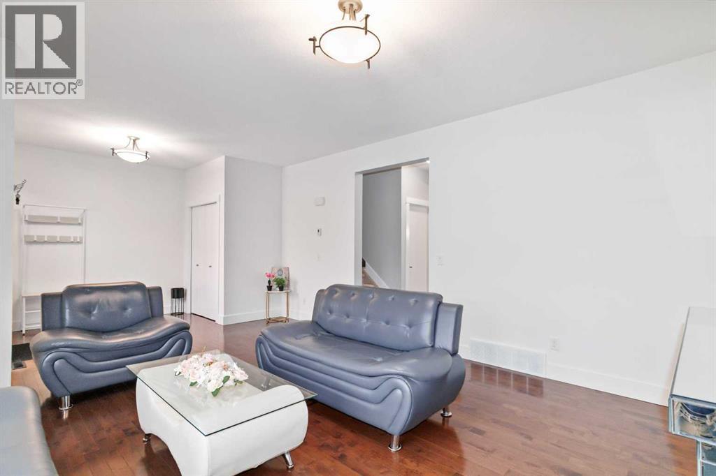 110 Merganser Crescent, Fort Mcmurray, AB - Indoor Photo Showing Living Room