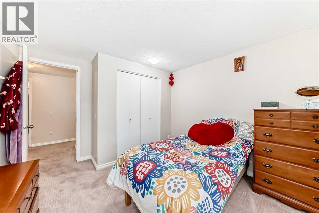 562 Strathcona Drive Sw, Calgary, AB - Indoor Photo Showing Bedroom