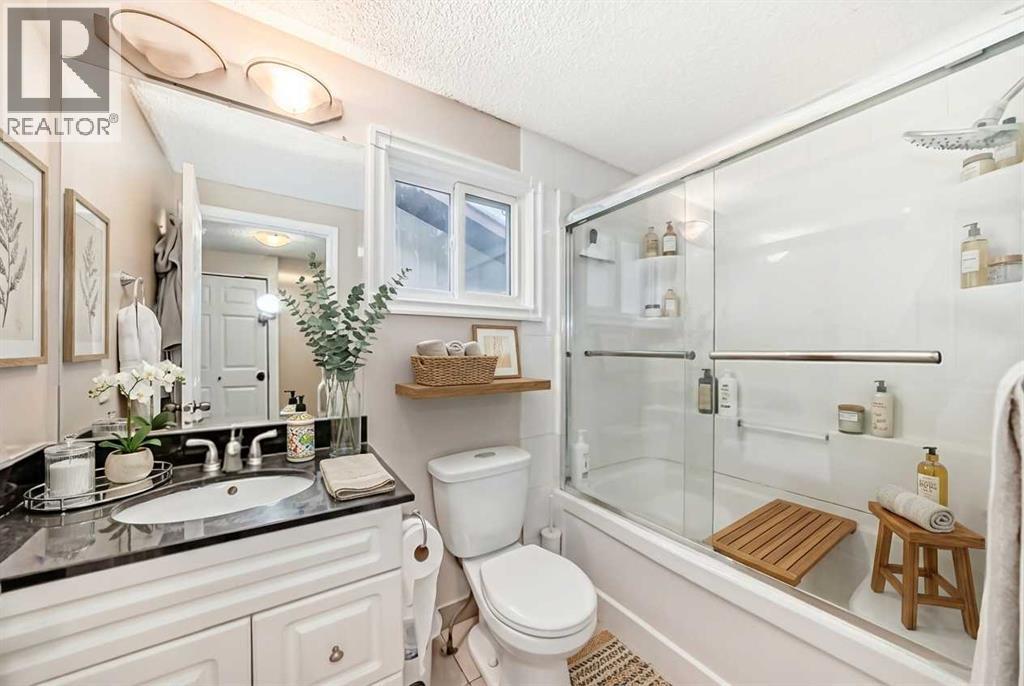562 Strathcona Drive Sw, Calgary, AB - Indoor Photo Showing Bathroom