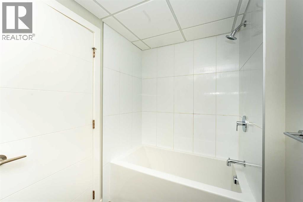 2311, 95 Burma Star Road Sw, Calgary, AB - Indoor Photo Showing Bathroom