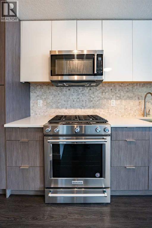 2311, 95 Burma Star Road Sw, Calgary, AB - Indoor Photo Showing Kitchen