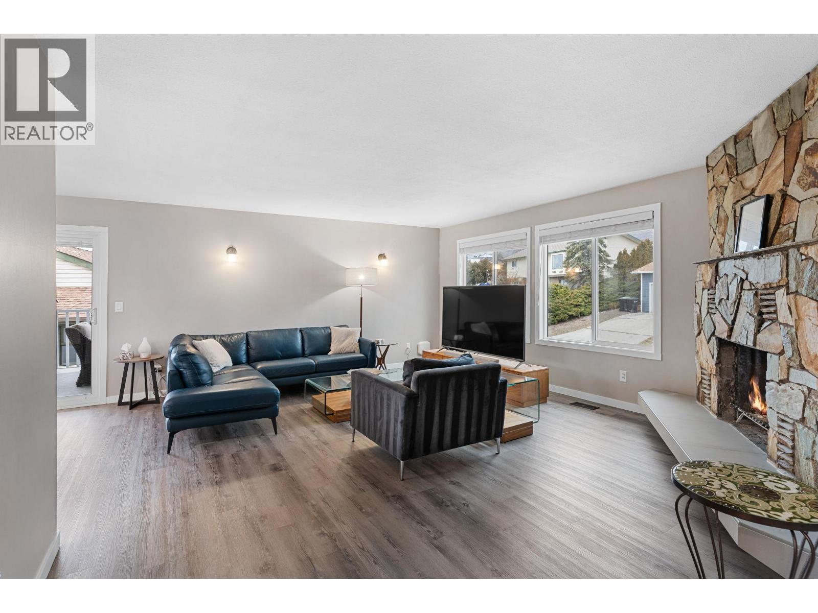 2913 Prospect Drive, Vernon, BC - Indoor Photo Showing Living Room With Fireplace