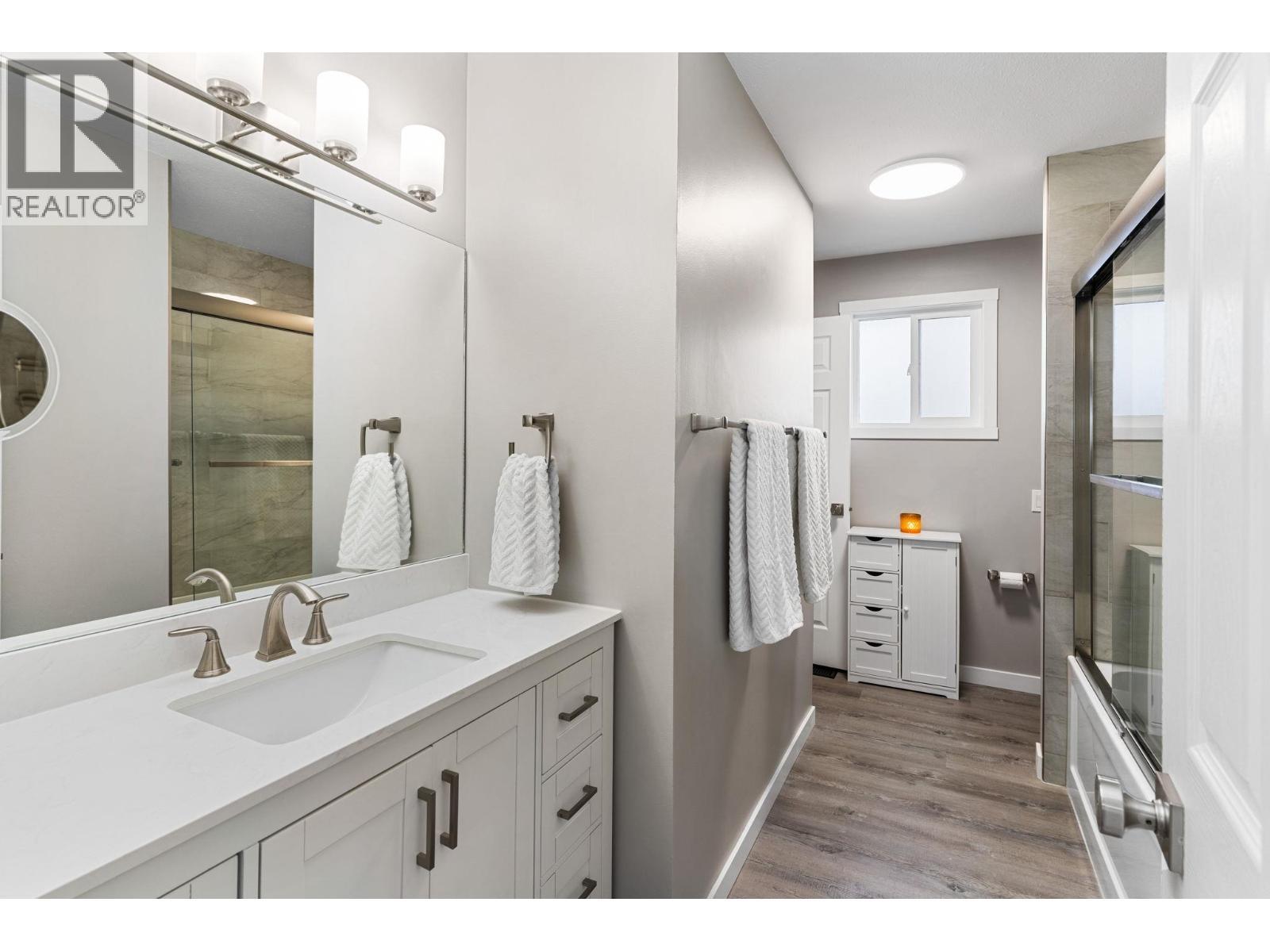 2913 Prospect Drive, Vernon, BC - Indoor Photo Showing Bathroom