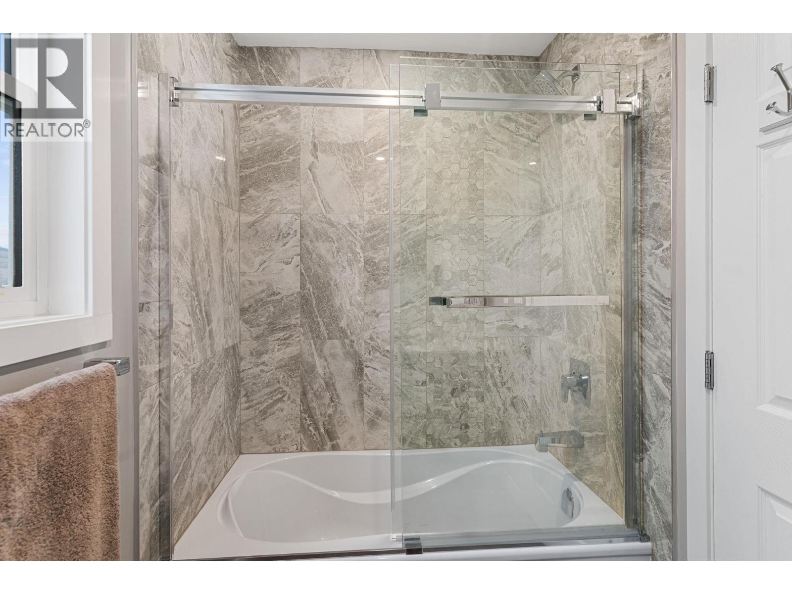 2913 Prospect Drive, Vernon, BC - Indoor Photo Showing Bathroom