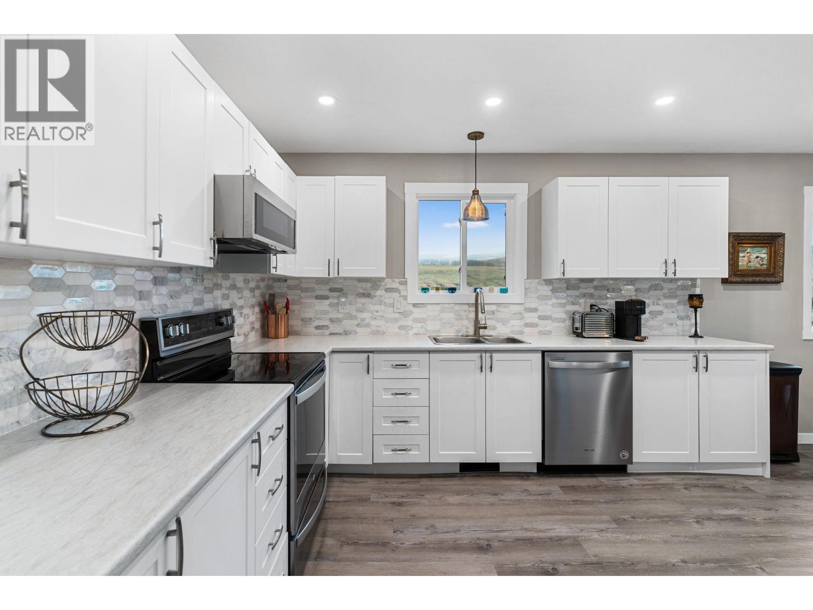 2913 Prospect Drive, Vernon, BC - Indoor Photo Showing Kitchen With Upgraded Kitchen
