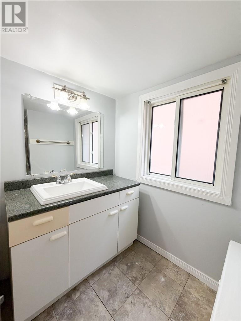 381 Bessie Avenue, Sudbury, ON - Indoor Photo Showing Bathroom