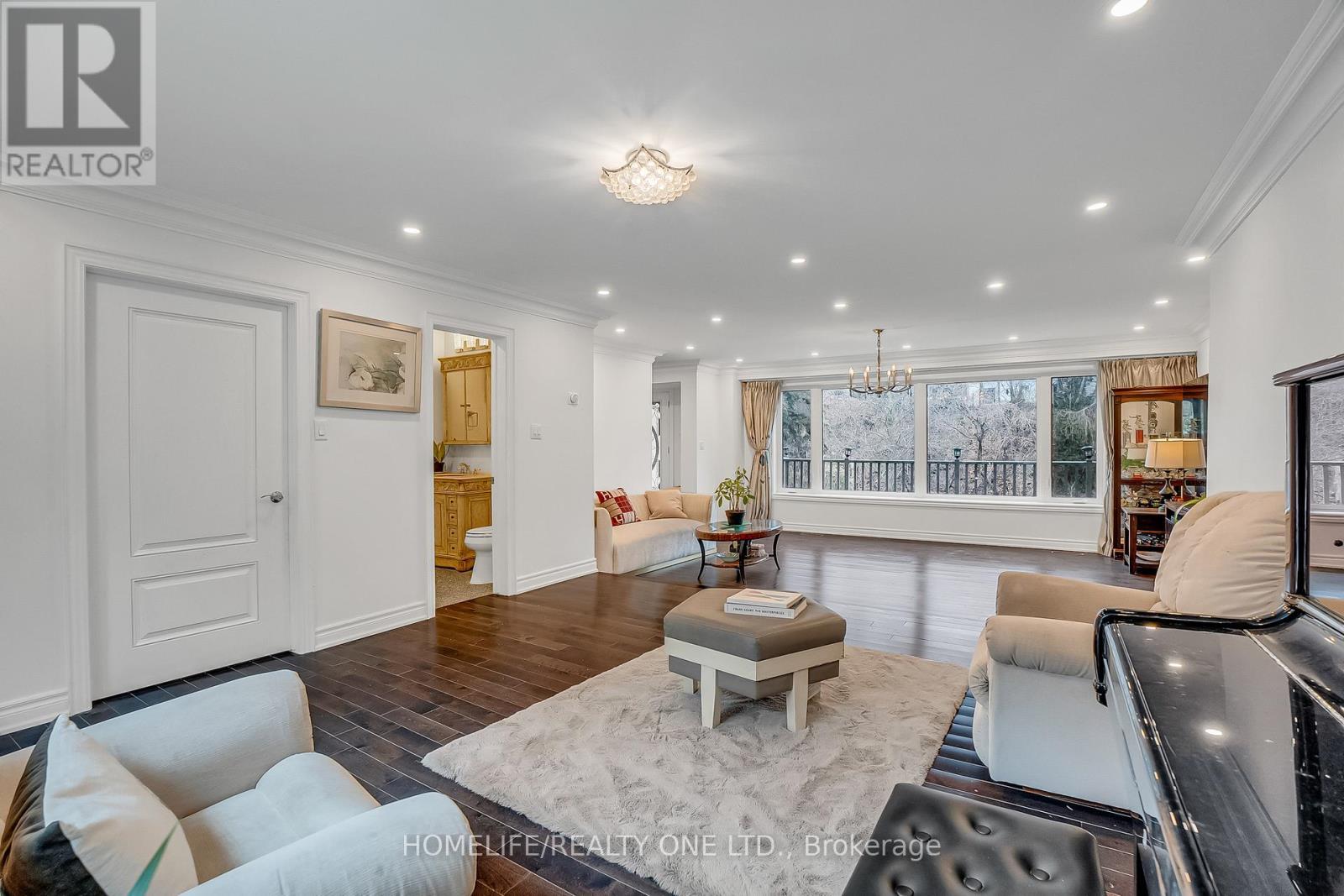 31 Bearwood Drive, Toronto, ON - Indoor Photo Showing Living Room
