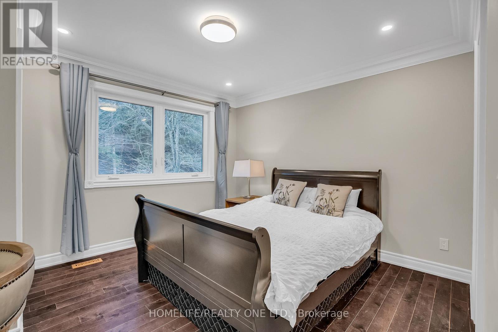31 Bearwood Drive, Toronto, ON - Indoor Photo Showing Bedroom
