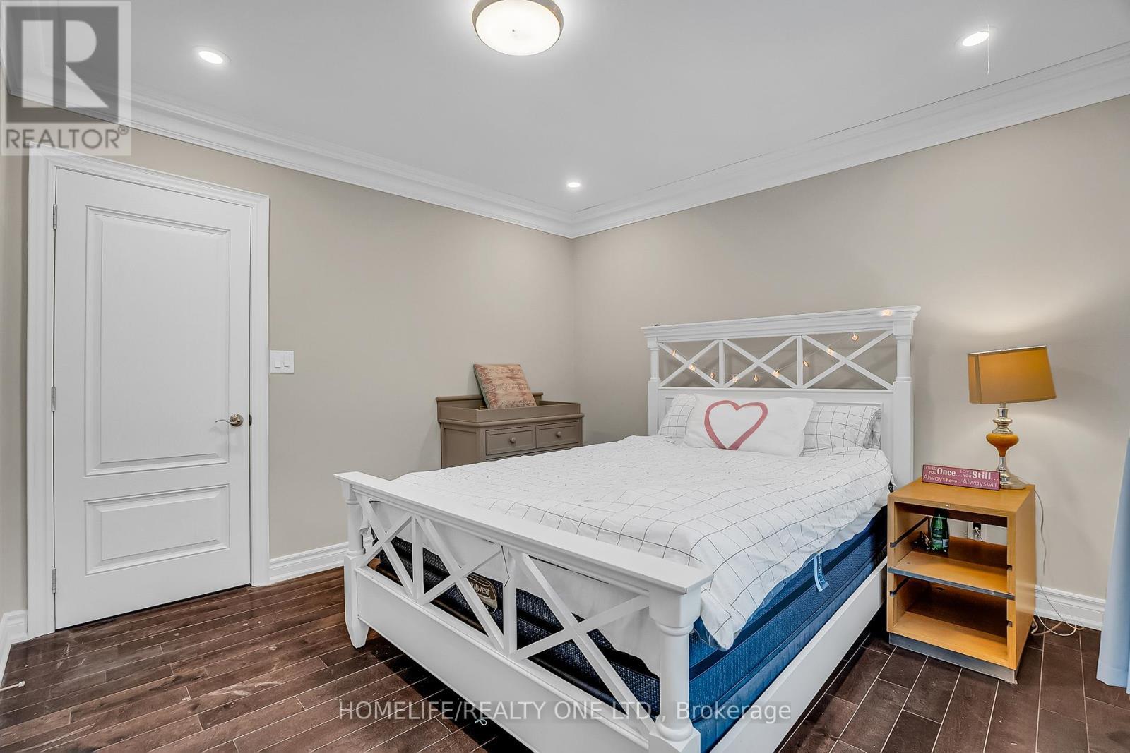 31 Bearwood Drive, Toronto, ON - Indoor Photo Showing Bedroom