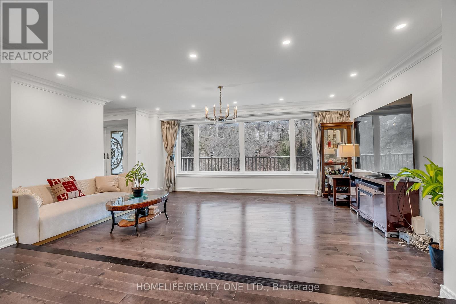 31 Bearwood Drive, Toronto, ON - Indoor Photo Showing Living Room