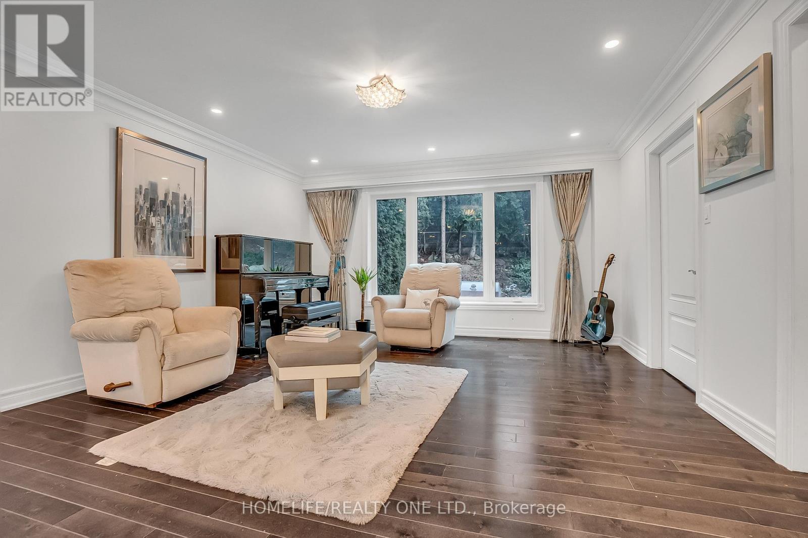 31 Bearwood Drive, Toronto, ON - Indoor Photo Showing Living Room