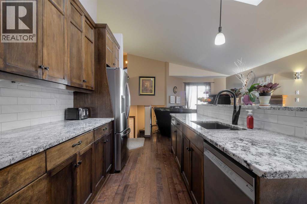380 Grizzly Crescent N, Lethbridge, AB - Indoor Photo Showing Kitchen