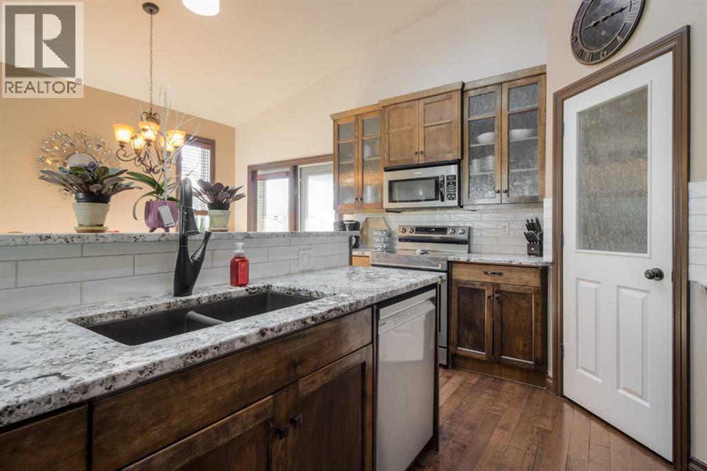 380 Grizzly Crescent N, Lethbridge, AB - Indoor Photo Showing Kitchen With Double Sink