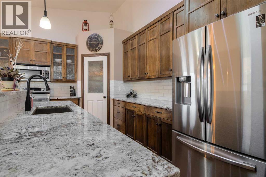 380 Grizzly Crescent N, Lethbridge, AB - Indoor Photo Showing Kitchen With Upgraded Kitchen