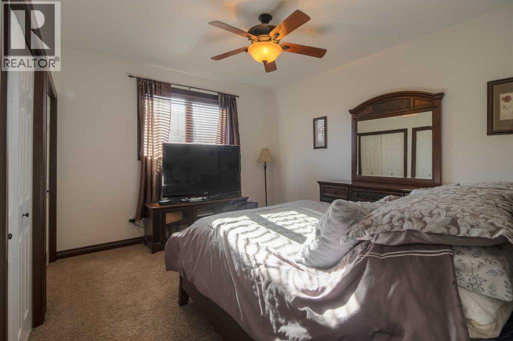 380 Grizzly Crescent N, Lethbridge, AB - Indoor Photo Showing Bedroom