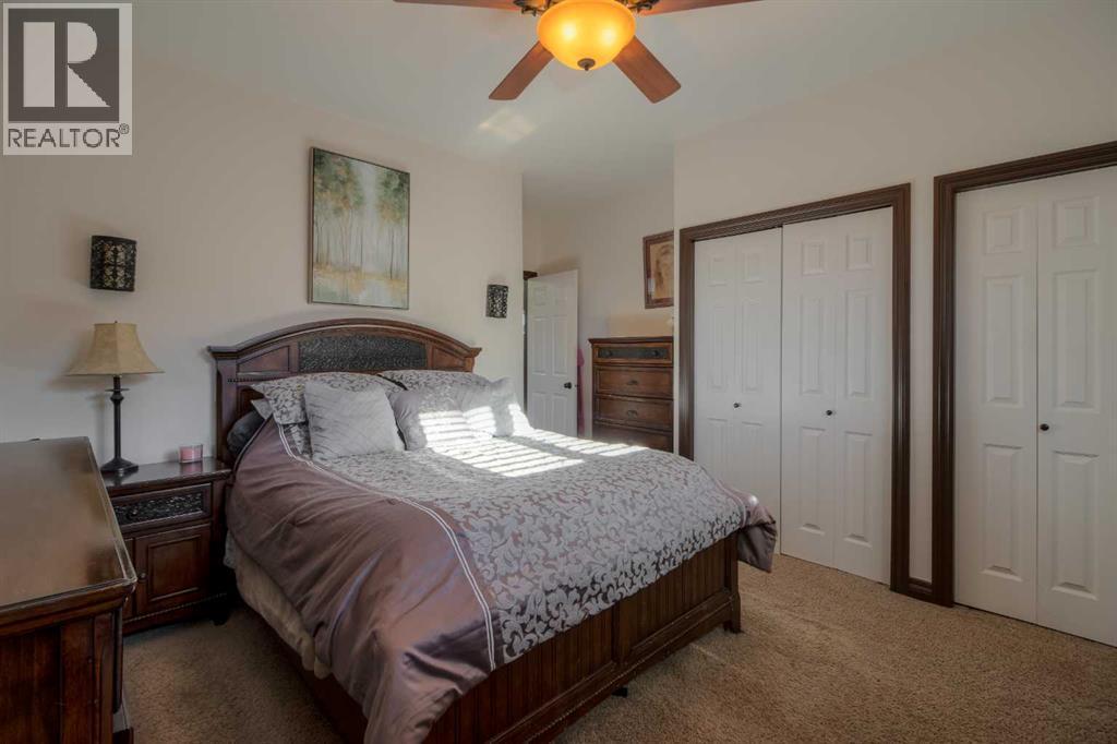 380 Grizzly Crescent N, Lethbridge, AB - Indoor Photo Showing Bedroom