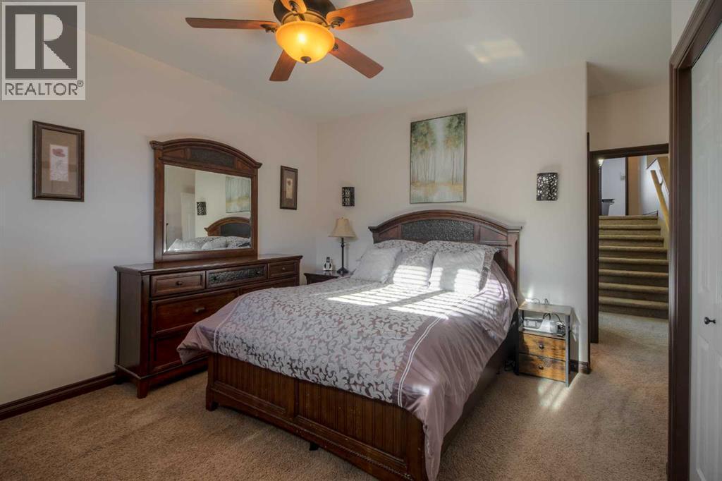 380 Grizzly Crescent N, Lethbridge, AB - Indoor Photo Showing Bedroom