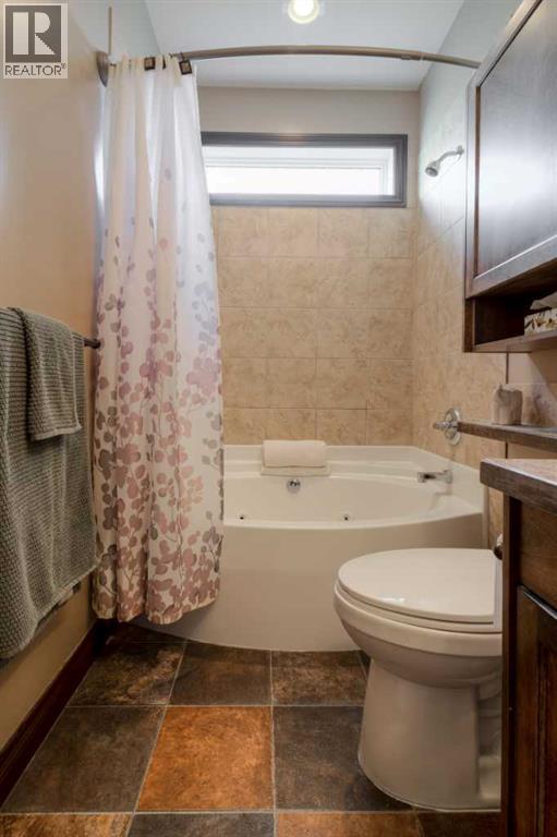 380 Grizzly Crescent N, Lethbridge, AB - Indoor Photo Showing Bathroom