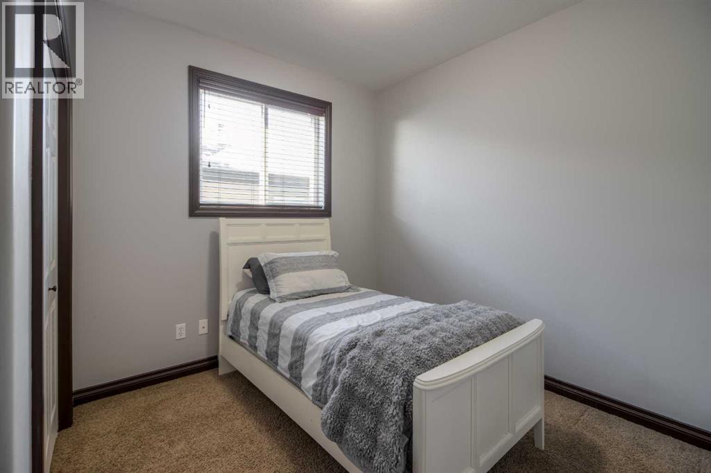 380 Grizzly Crescent N, Lethbridge, AB - Indoor Photo Showing Bedroom