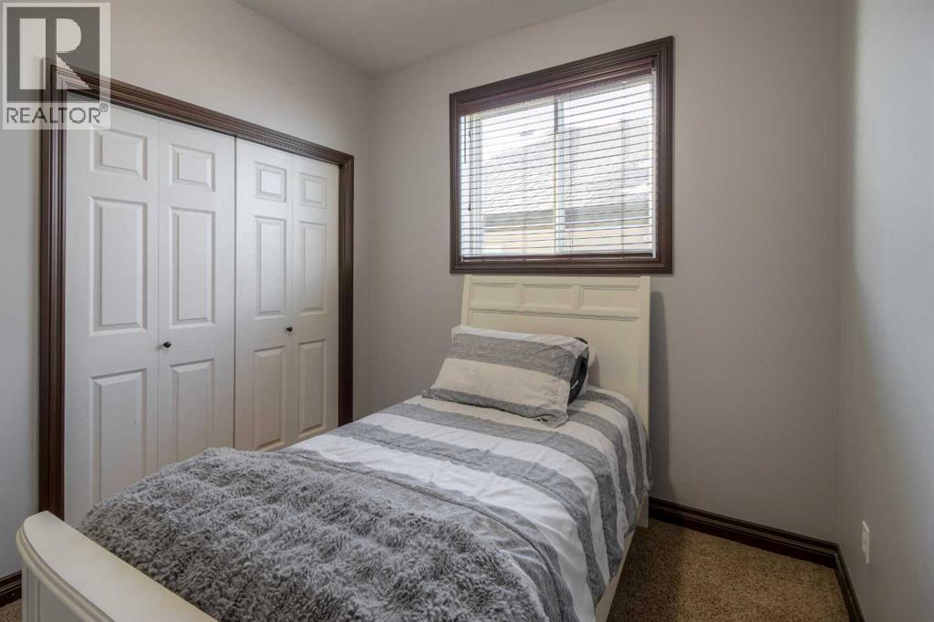 380 Grizzly Crescent N, Lethbridge, AB - Indoor Photo Showing Bedroom